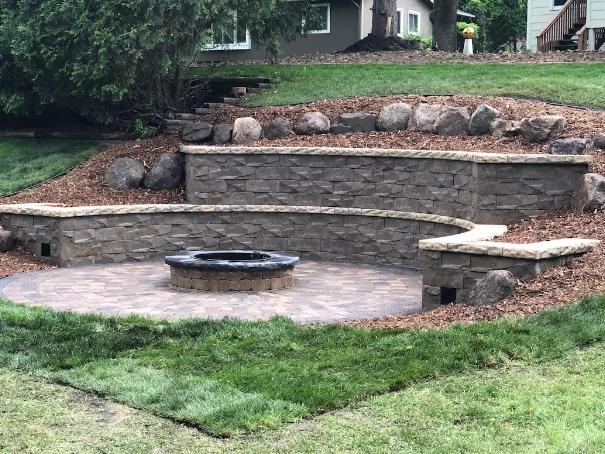 Large-scale retaining wall project