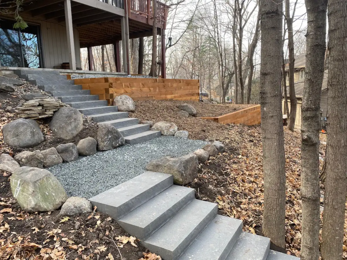 Grand entry steps with retaining wall